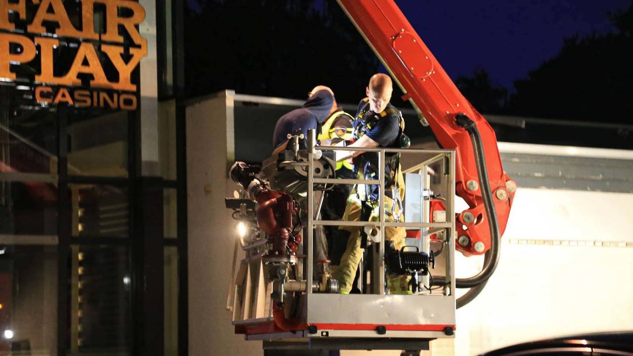 De inbreker werd van het dak geplukt door de politie en brandweer (foto: SQ Vision).