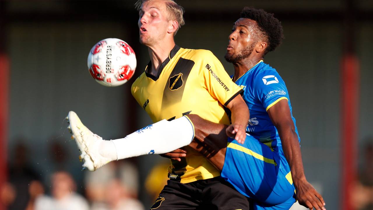 Finn Stokkers van NAC Breda in duel met Hannes Delcroix van RKC Waalwijk