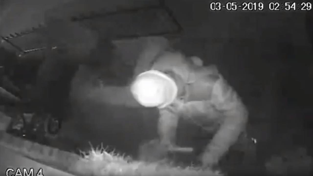 Door de knal waren de voordeur en de hal flink beschadigd. Beeld: politie.nl