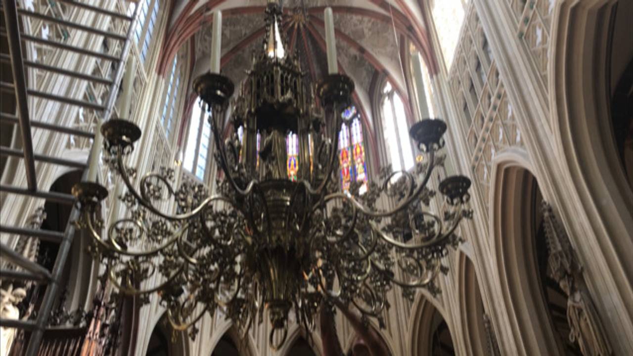 De kaarsenkroon in de Sint Jan die nodig gepoetst moest worden (foto: Paul Post).