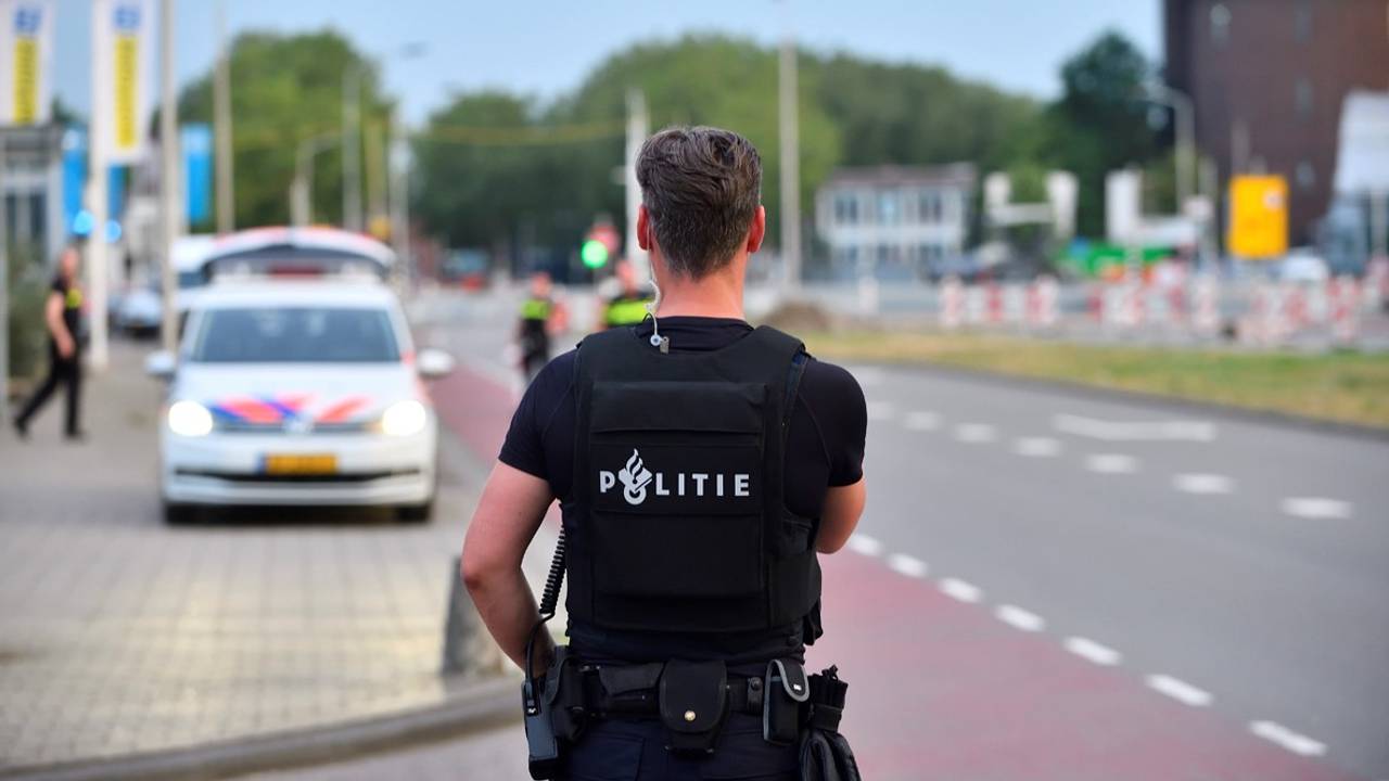 De politie doet onderzoek op de Konijnenberg. (Foto: Erald van der Aa)