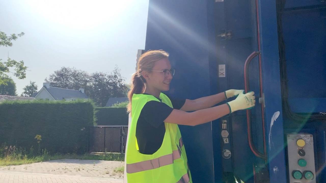 Carolien achter op de vuilniswagen (foto: Stan Hamacher)