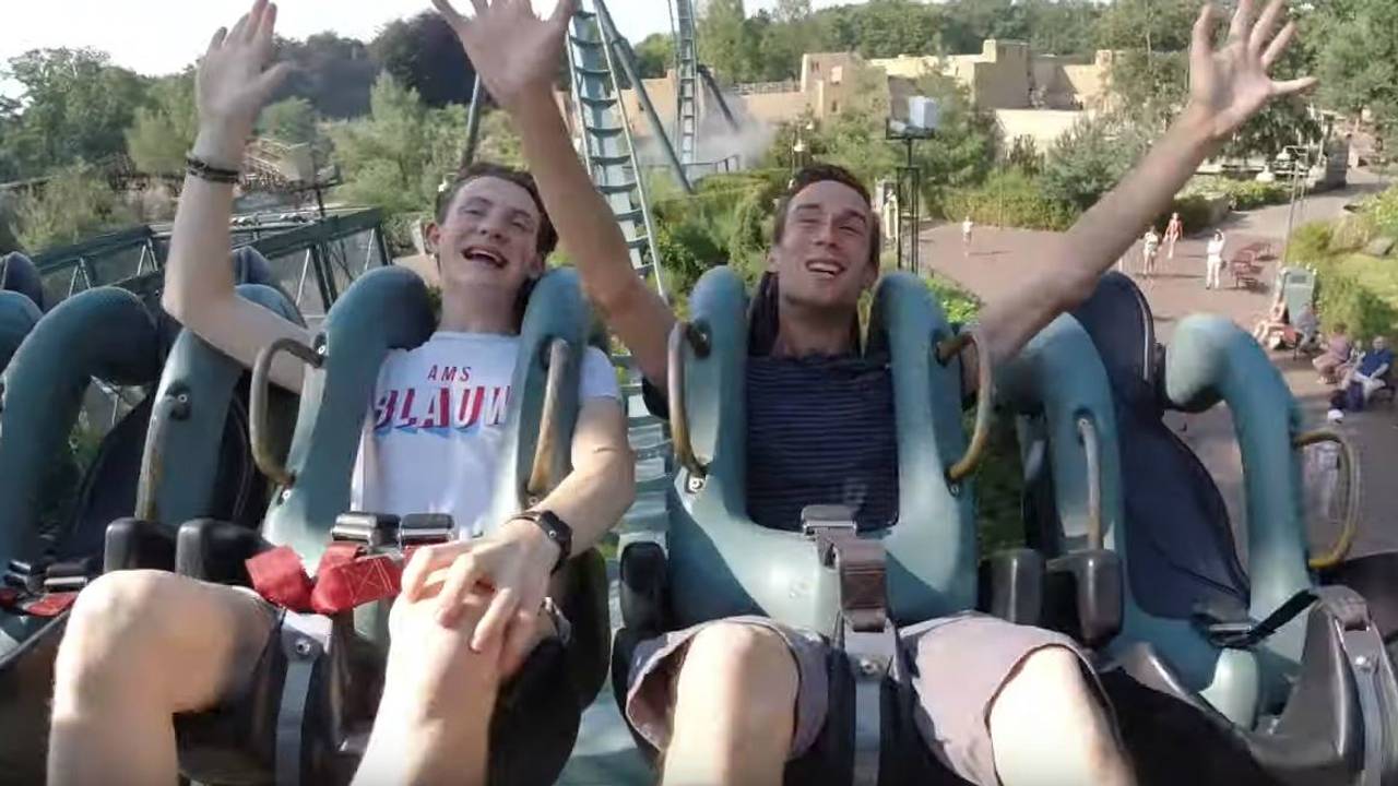 YouTuber Bart (links) ging samen met zijn maat in één dag in alle attracties. (Beeld: YouTube Bart Baan)