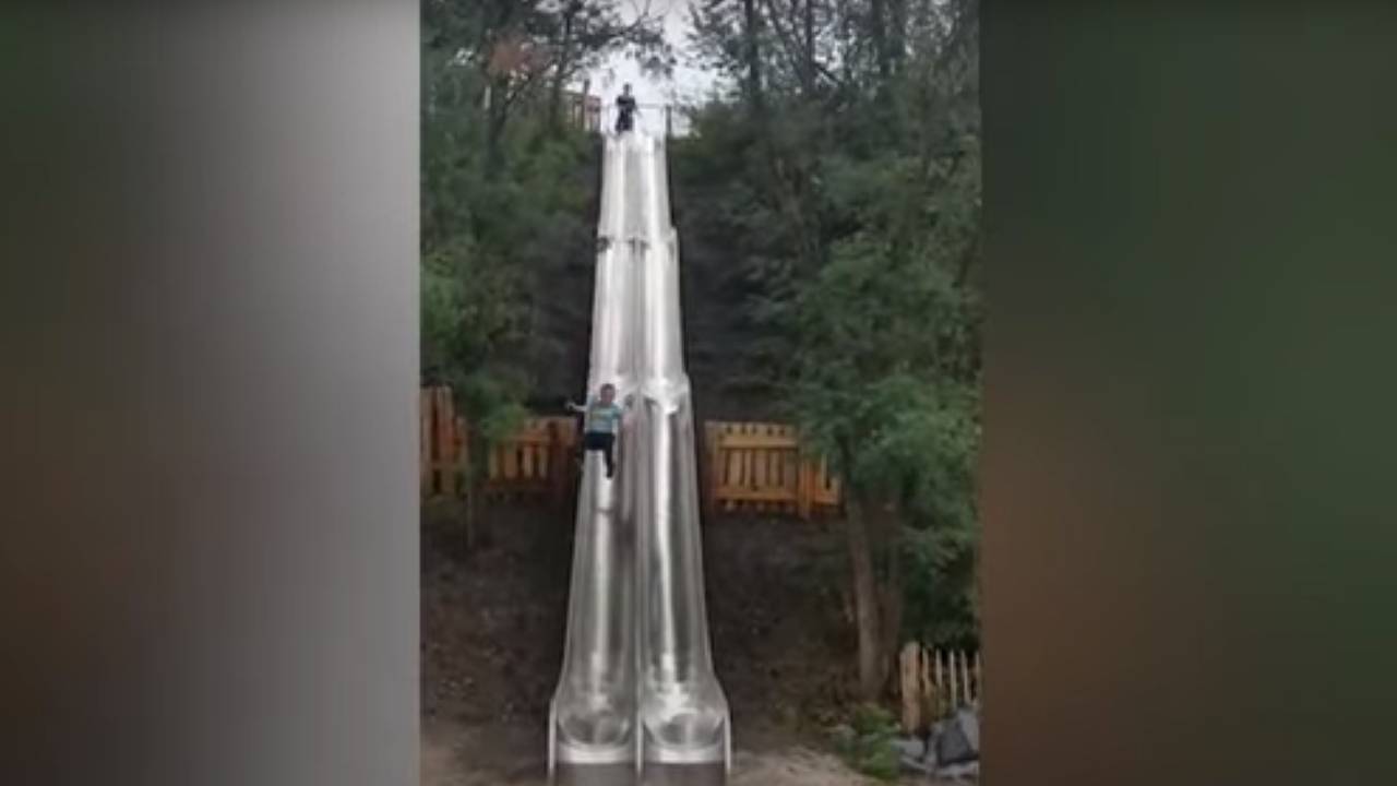 Op de video is te zien hoe een kind los komt van de glijbaan in Hemelrijk(Foto: Youtube).