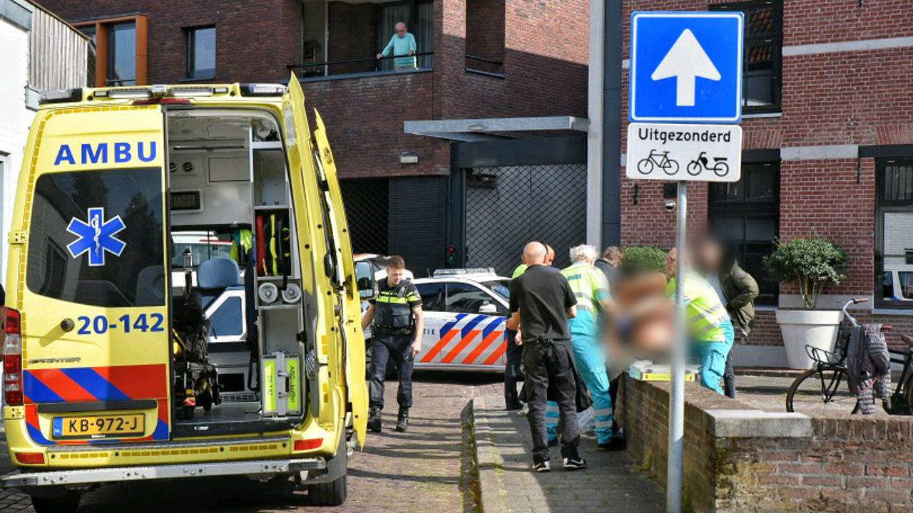 Een van de gewonden wordt geholpen (foto: Toby de Kort/De Kort Media).