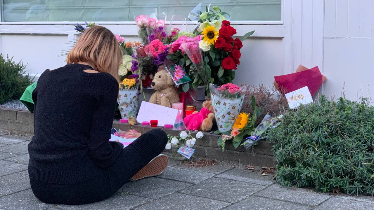 Bloemen bij het huis van Megan (foto: Eva de Schipper).
