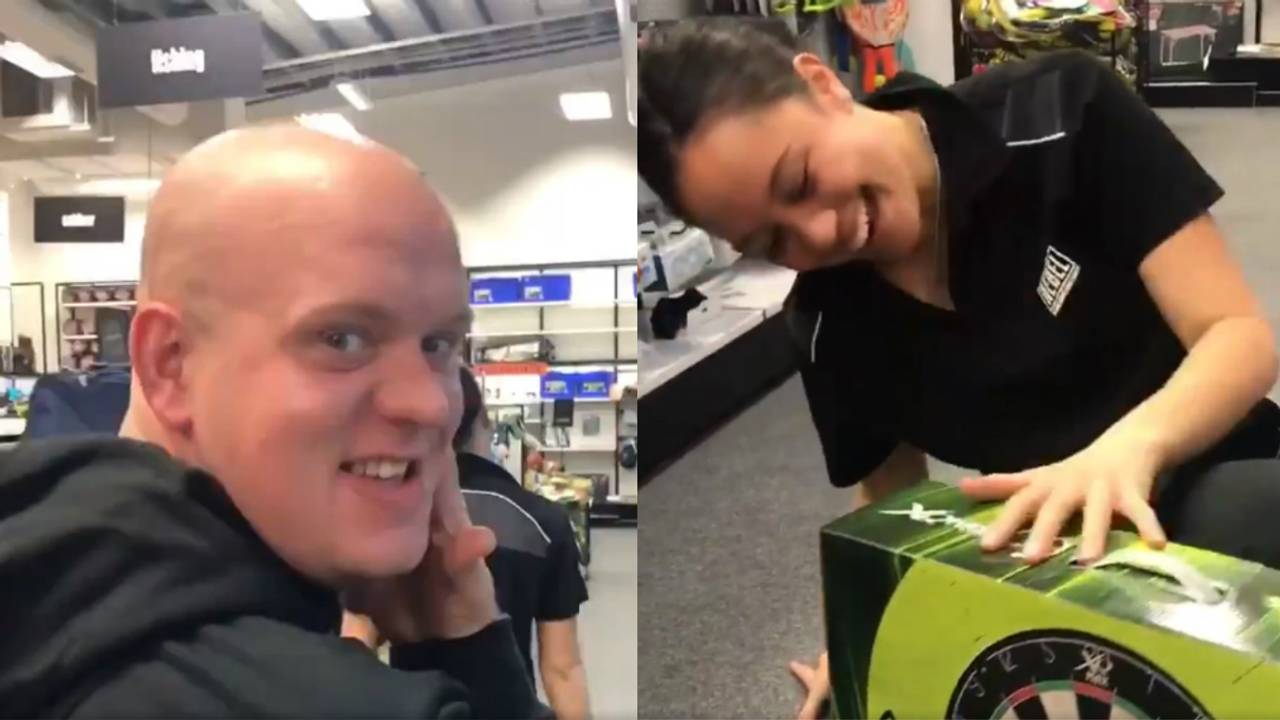 Michael van Gerwen vermaakte zich opperbest in de winkel. (Beeld: John McDonald)