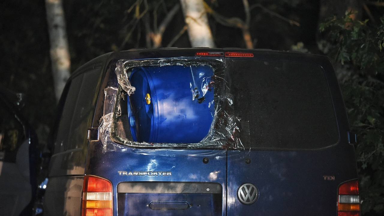 Het bestelbusje in Ulicoten was gevuld met tientallen vaten. (Foto: Toby de Kort)