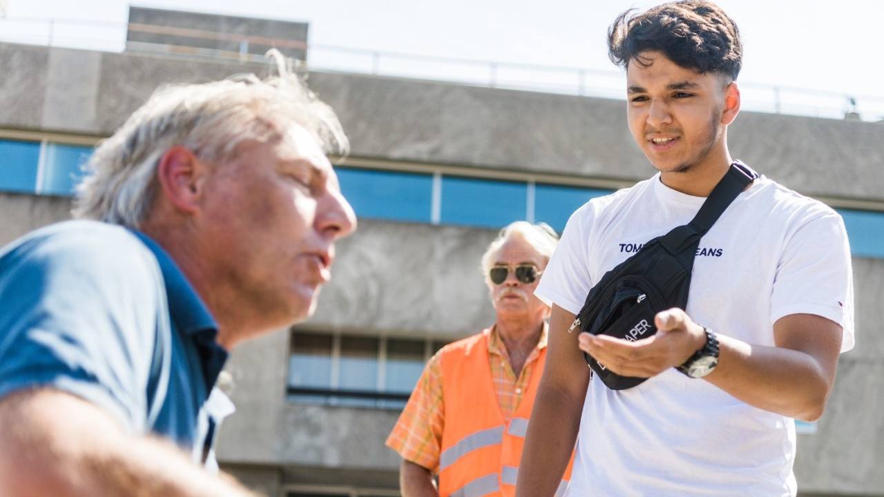 Cihan (r) met Pegida-voorman Edwin Wagensveld. (Foto: Sem van Rijssel/SQ Vision Mediaprodukties).
