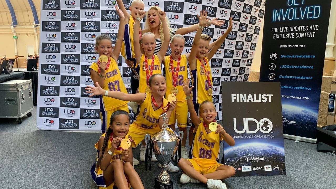 Het dolblije winnende team.