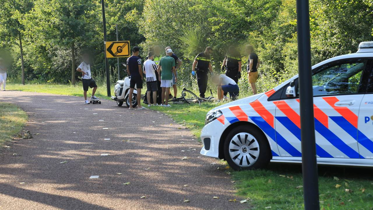 De man met de steekwond lag bij een fietspad (foto Harrie Grijseels/ SQ Vision).