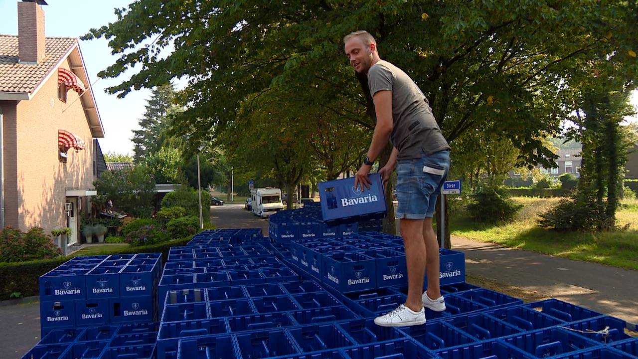 Bob stapelt de laatste kratjes op. (foto: Omroep Brabant)