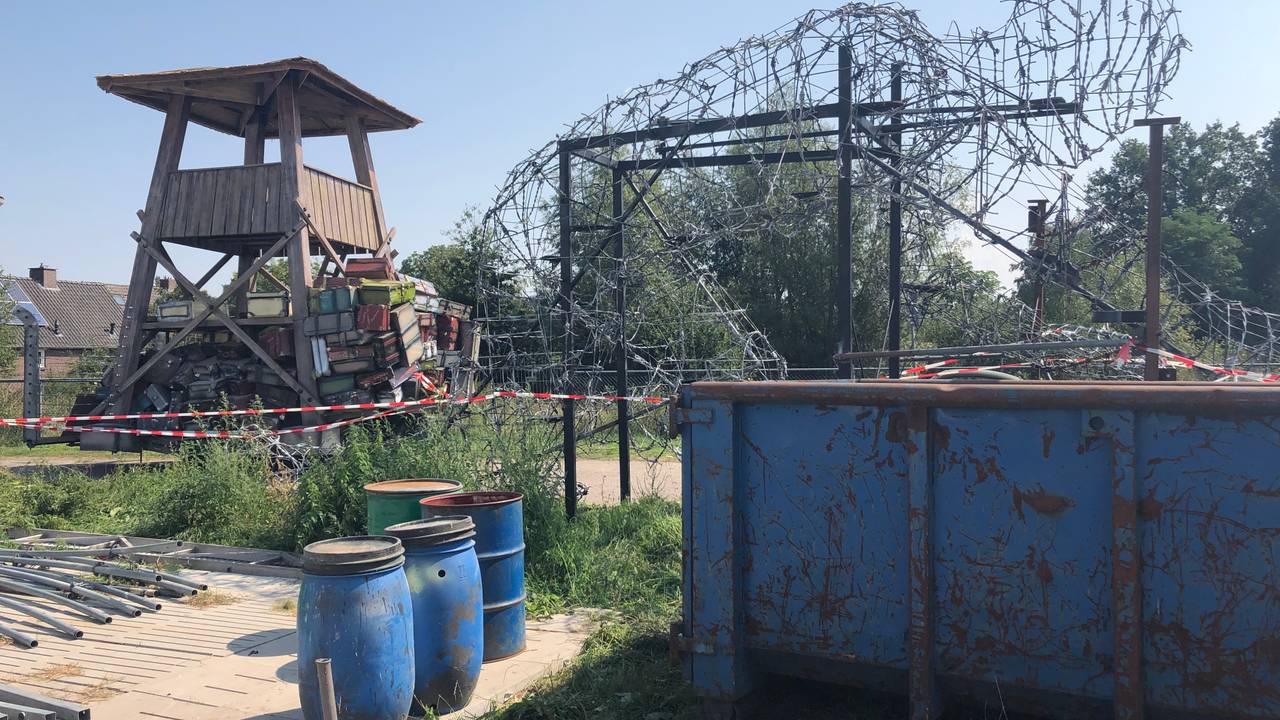 Deze wagen verdwijnt niet in de container (Foto: Imke van de Laar).