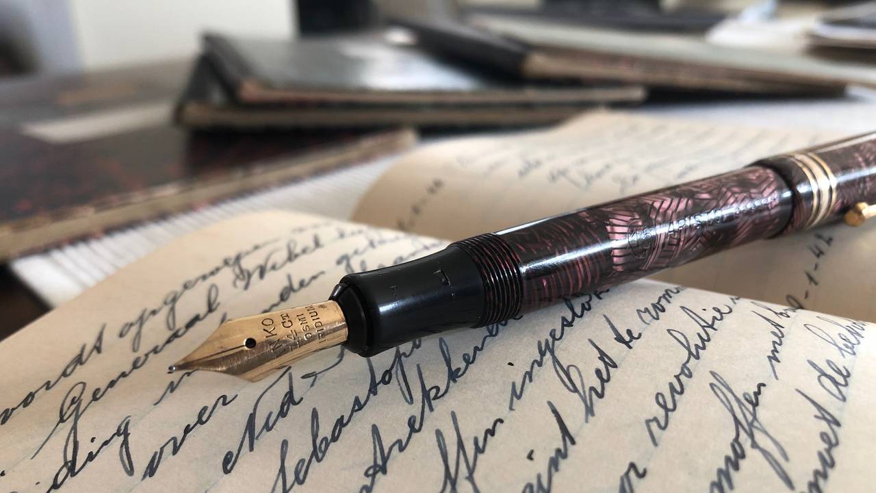Met deze vulpen schreef de vader van Louis van de Werff zes jaar lang zijn oorlogsdagboeken (foto: Alice van der Plas).