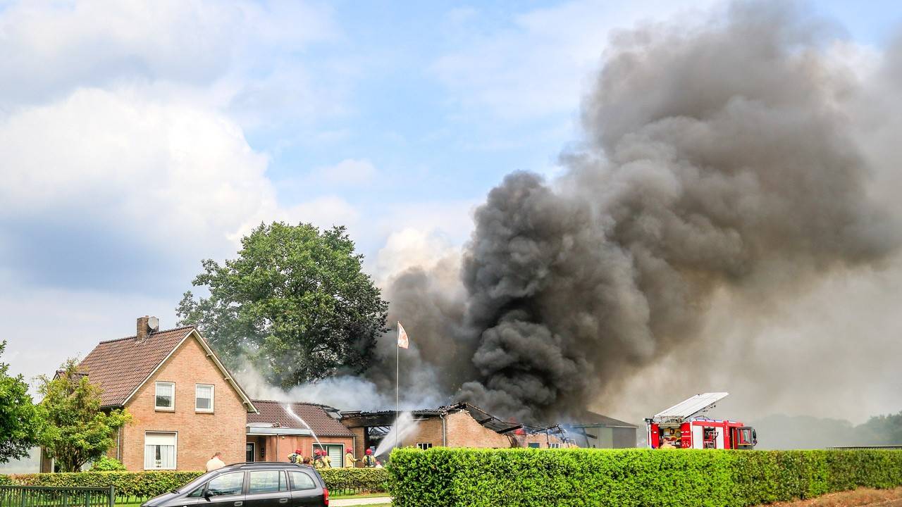De brand ontstond in de schuur (foto: Venema Media).
