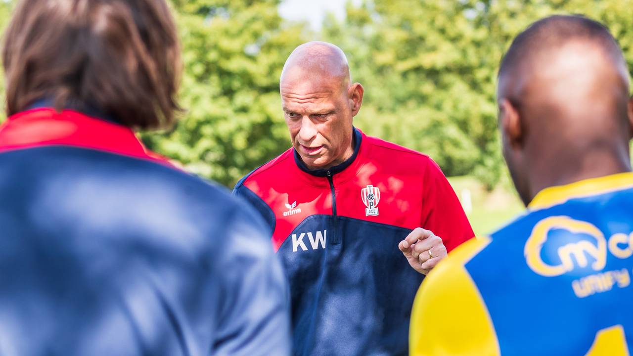 Klaas Wels geeft aanwijzingen in de voorbereiding op het nieuwe seizoen (foto: OrangePictures).