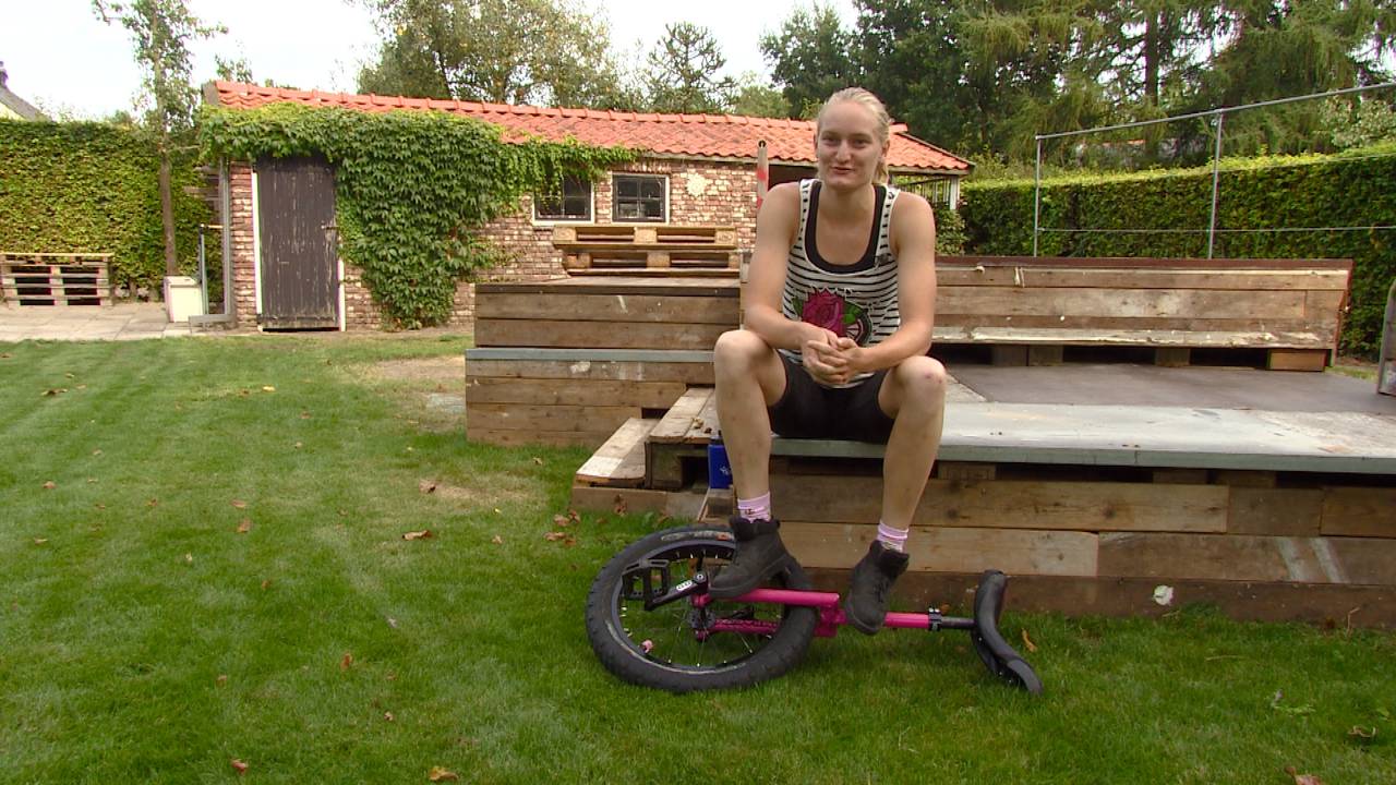 Roos met haar eenwieler.
