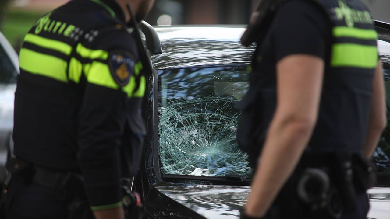 De jongen kwam tegen de voorruit van de auto (foto: Jeroen Stuve).