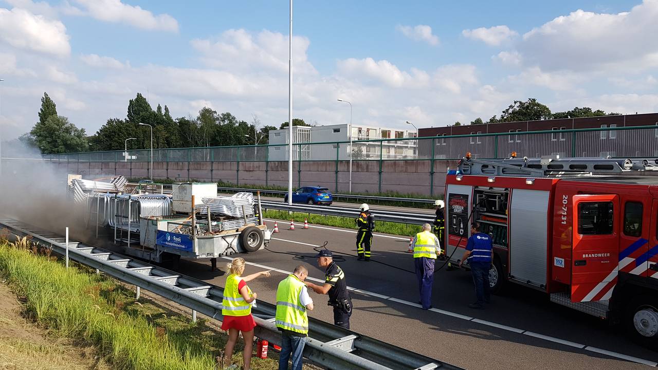De vrachtwagenbrand zorgde voor veel problemen in de spits. (Foto: Hendriks Multimedia)