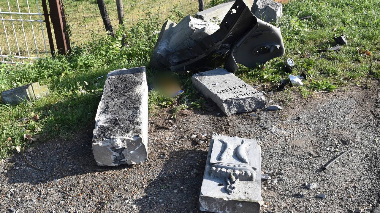 De beschadigde grenspalen (foto: Hans Verbeek/FPMB).