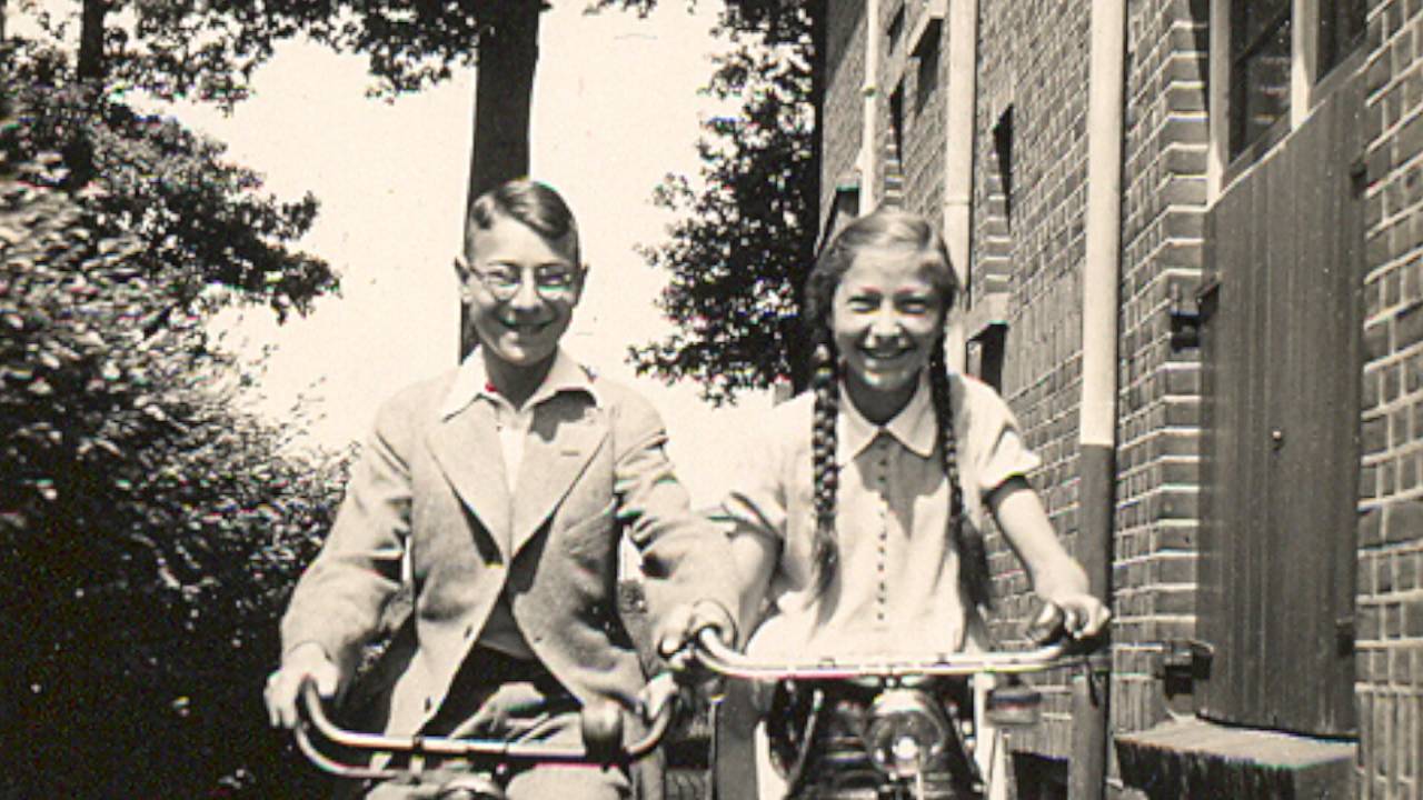 Lore samen met haar broer in Tilburg