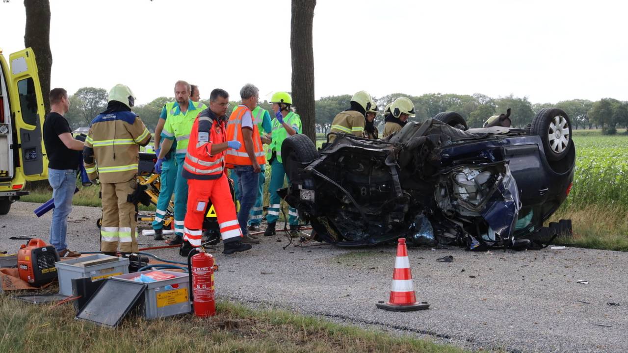 Een auto belandde op de kop. (Foto: Marco van den Broek / SQ Vision Mediaprodukties)