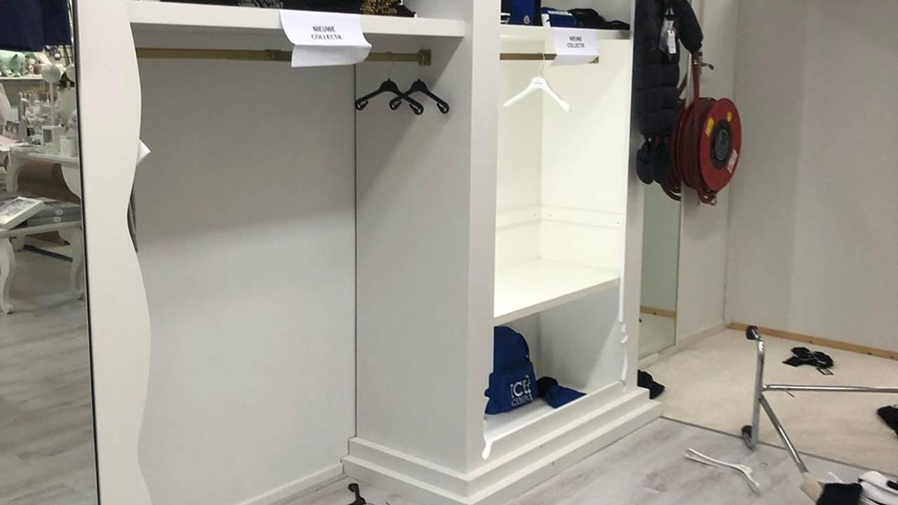 Lege rekken na de ramkraak op kinderkledingzaak in Etten-Leur (foto: Facebook 't Gouden Koetsje)