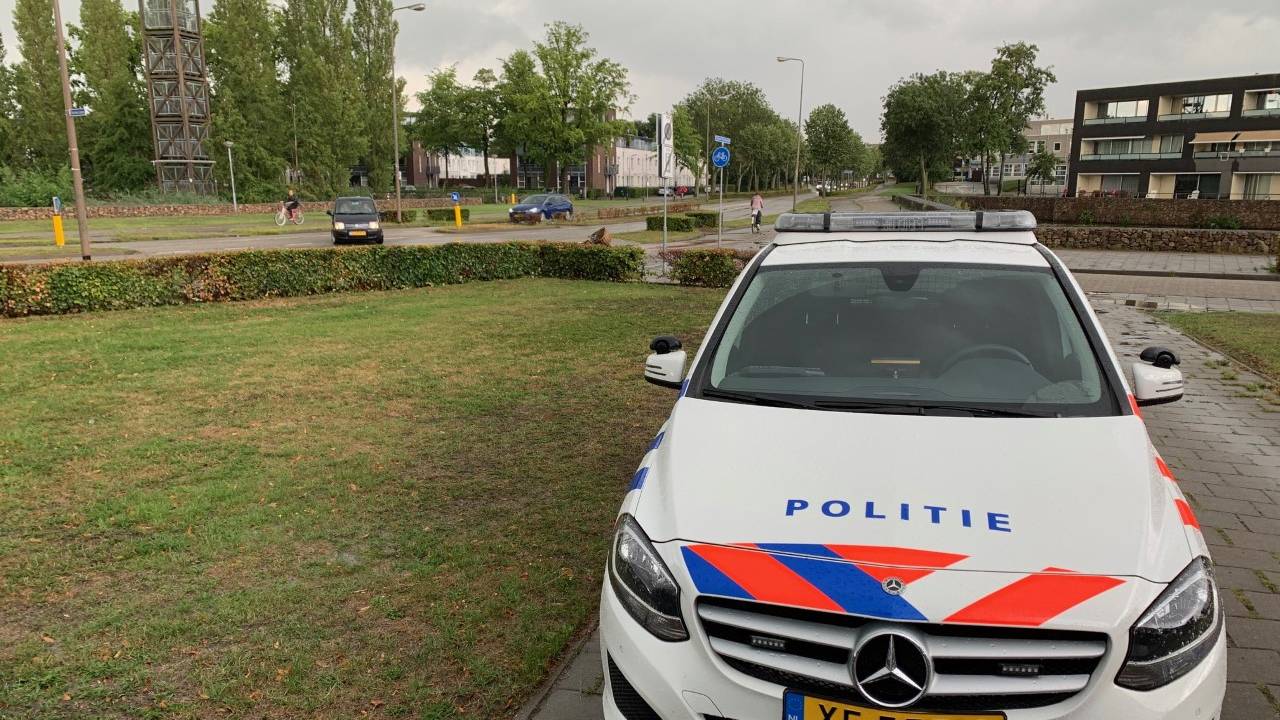 Een 48-jarige man in een elektrische rolstoel is aangereden door een auto (Foto: Bart Meesters).