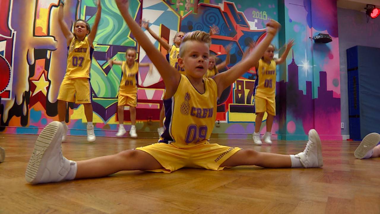 De enige jongen van deze groep gaat voorop in deze dans. (foto: Raymond Merkx)