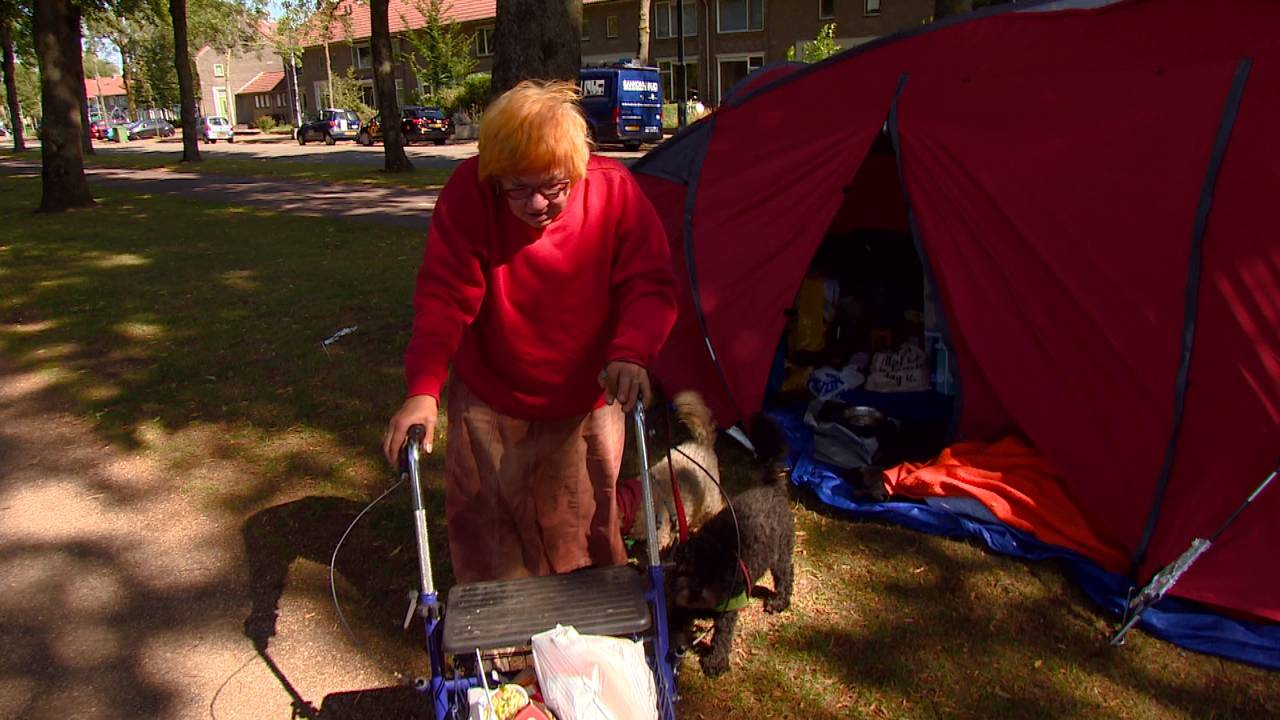 Barbara leeft op een bankje.