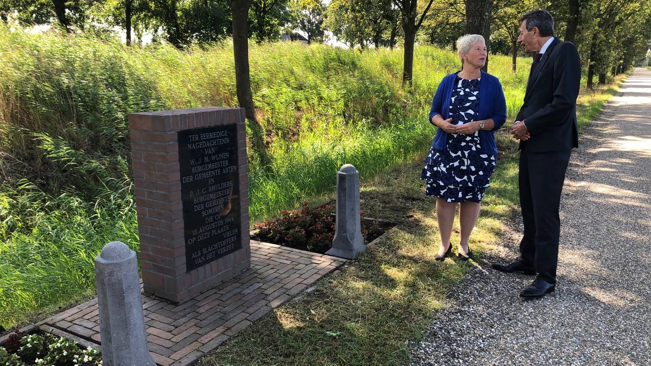 Burgemeesters Dilia Blok en Hubert Vos bij het monument voor de omgebrachte burgemeesters.
