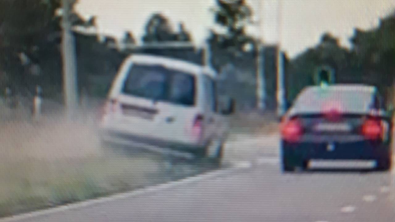 De bestuurder haalde via de berm in (foto: politie Helmond).