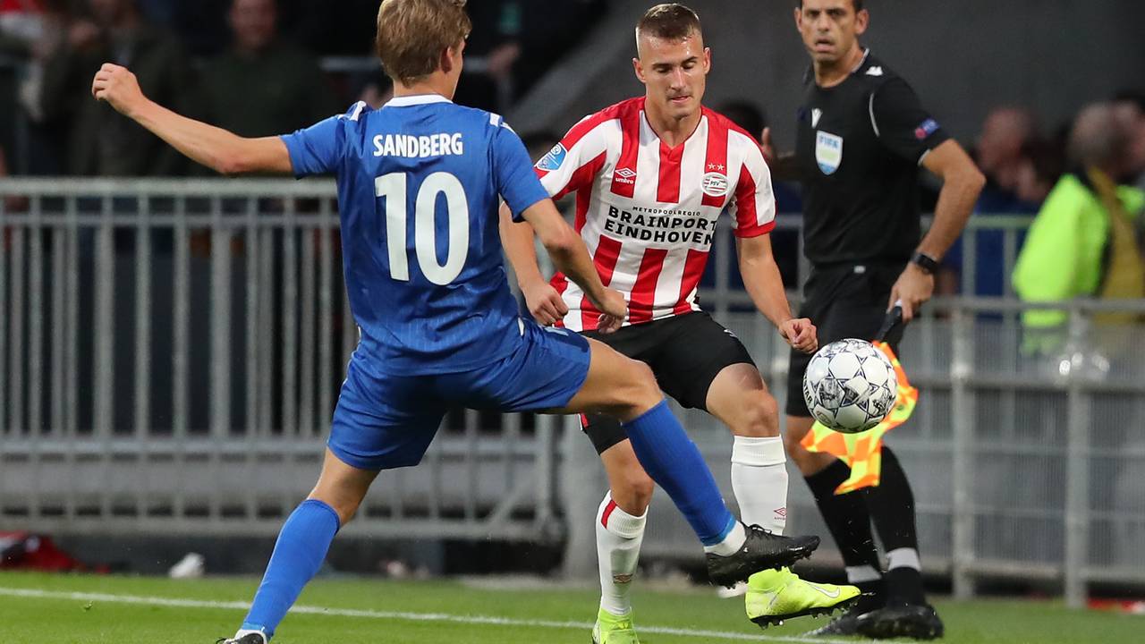 Niklas Sandberg van Haugesund is in duel met Michal Sadilek (foto: Orangepictures).