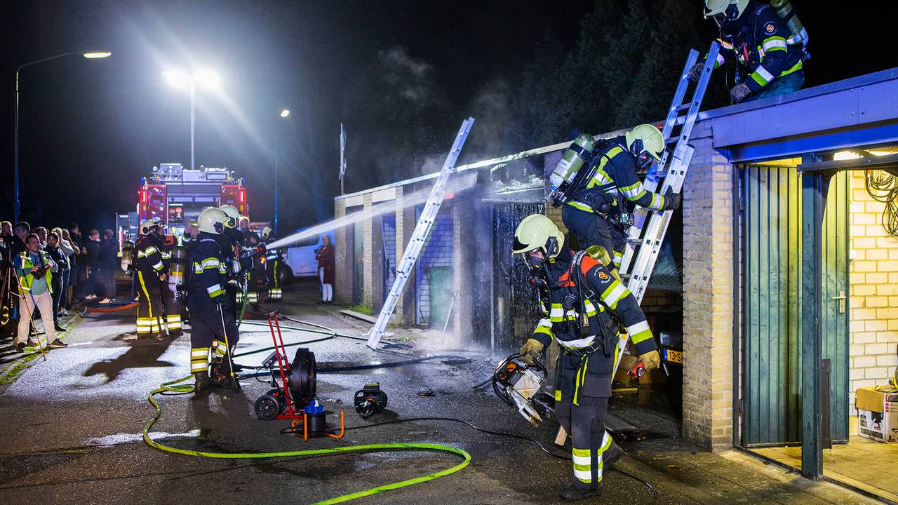 De brandweer bluste het vuur in de garagebox in Veghel. (Foto: Sander van Gils/SQ Vision)