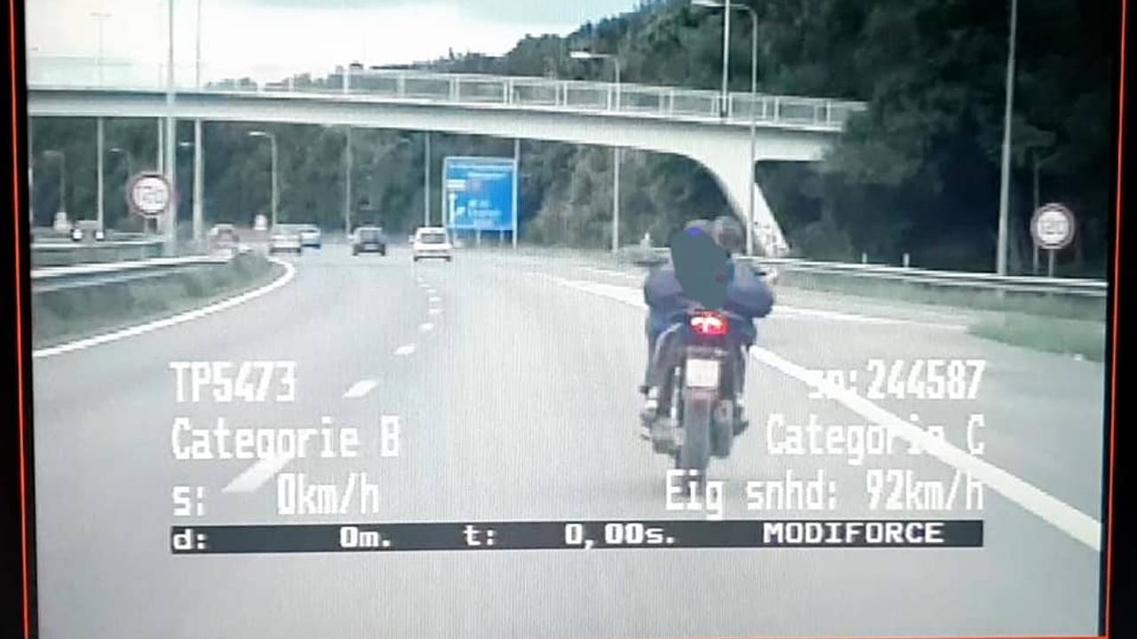 De bromfietser werd door agenten betrapt (foto: Facebook politie Team Verkeer Oost-Brabant).