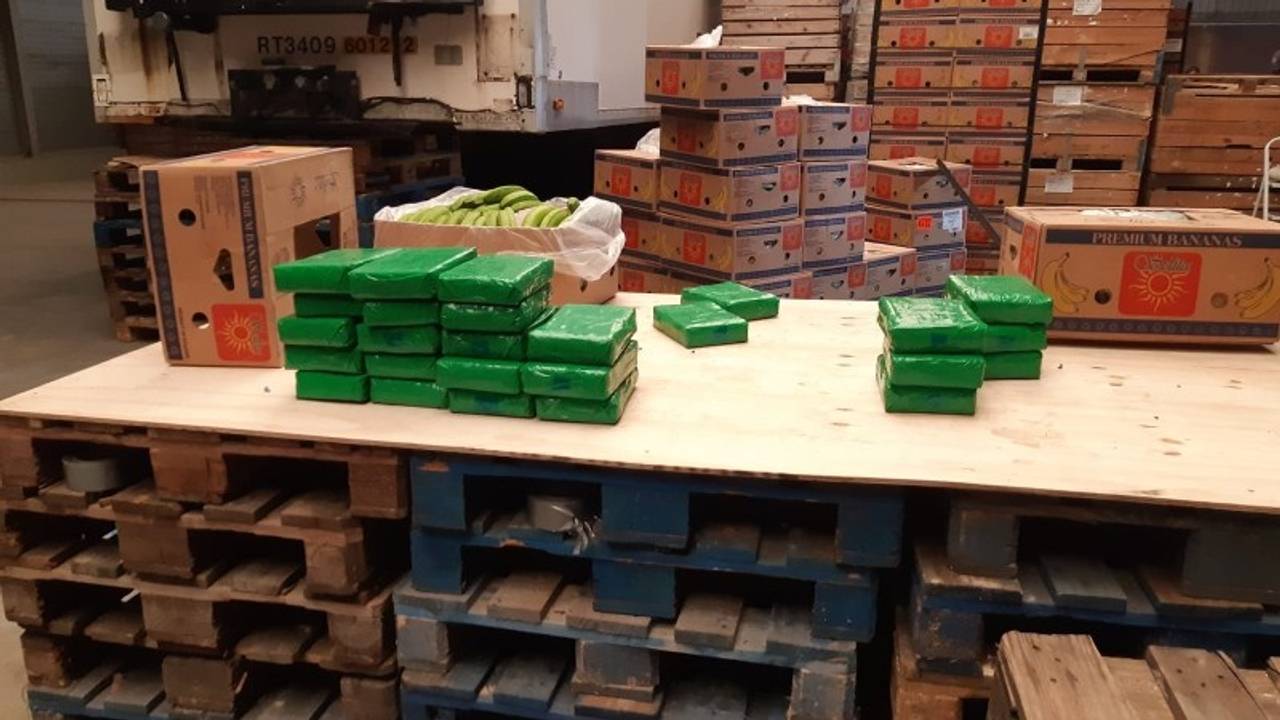 De cocaïne zat tussen een lading bananen (foto: politie).