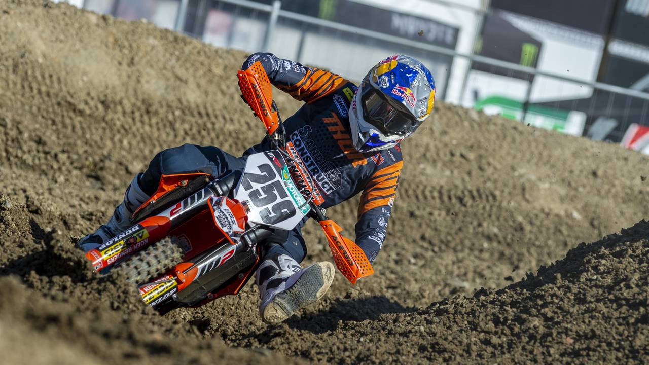 Glenn Coldenhoff op weg naar de winst op het circuit van Imola (foto: VI Images).