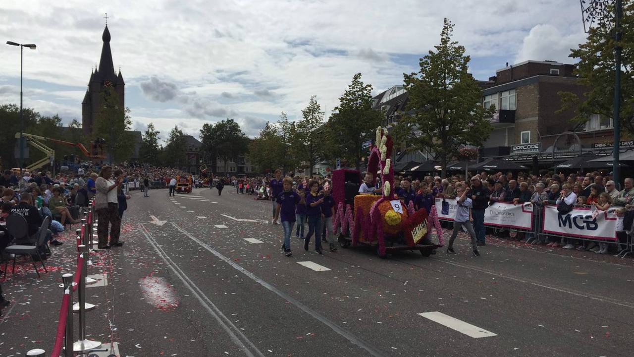 Overdreven zonnig is het niet bij het Bloemencorso in Valkenswaard, maar druk is het wel (foto: René van Hoof).