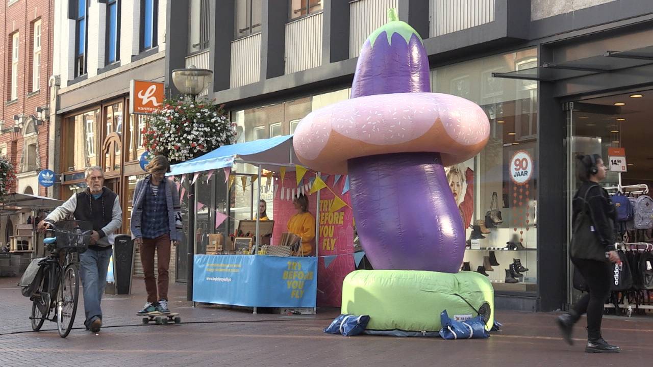 De aubergine en donut verwijzen naar de daad in de taal van emoticons. (foto: Raymond Merkx).