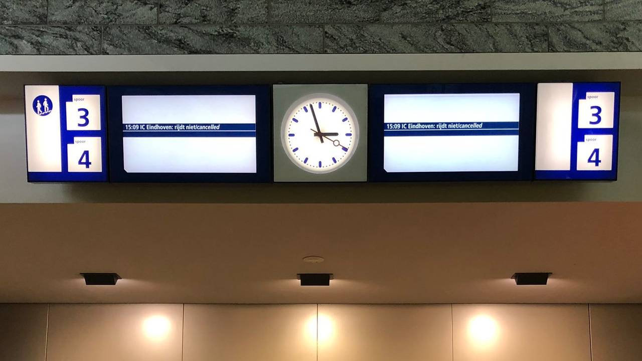 De borden op station Breda zijn leeg.