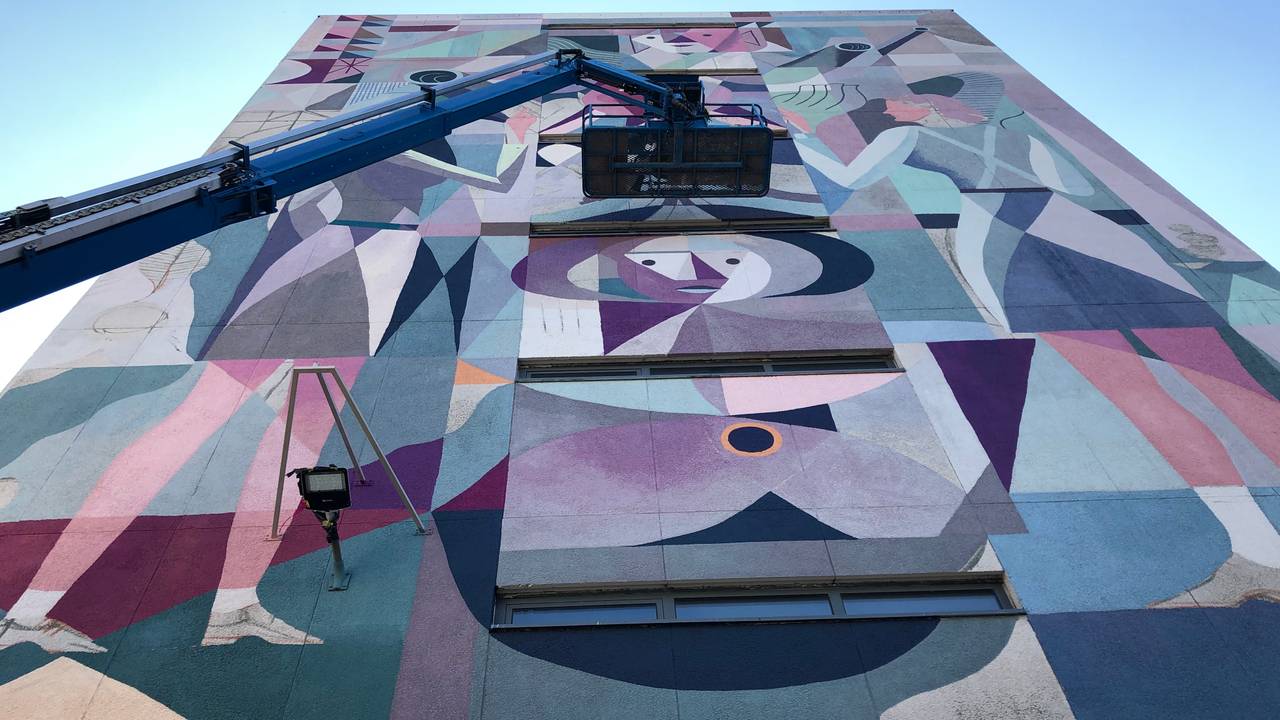 Zaterdag is de Bredase muurschildering van Wojciech Kolacz helemaal klaar. (Foto: Peter Pim Windhorst)