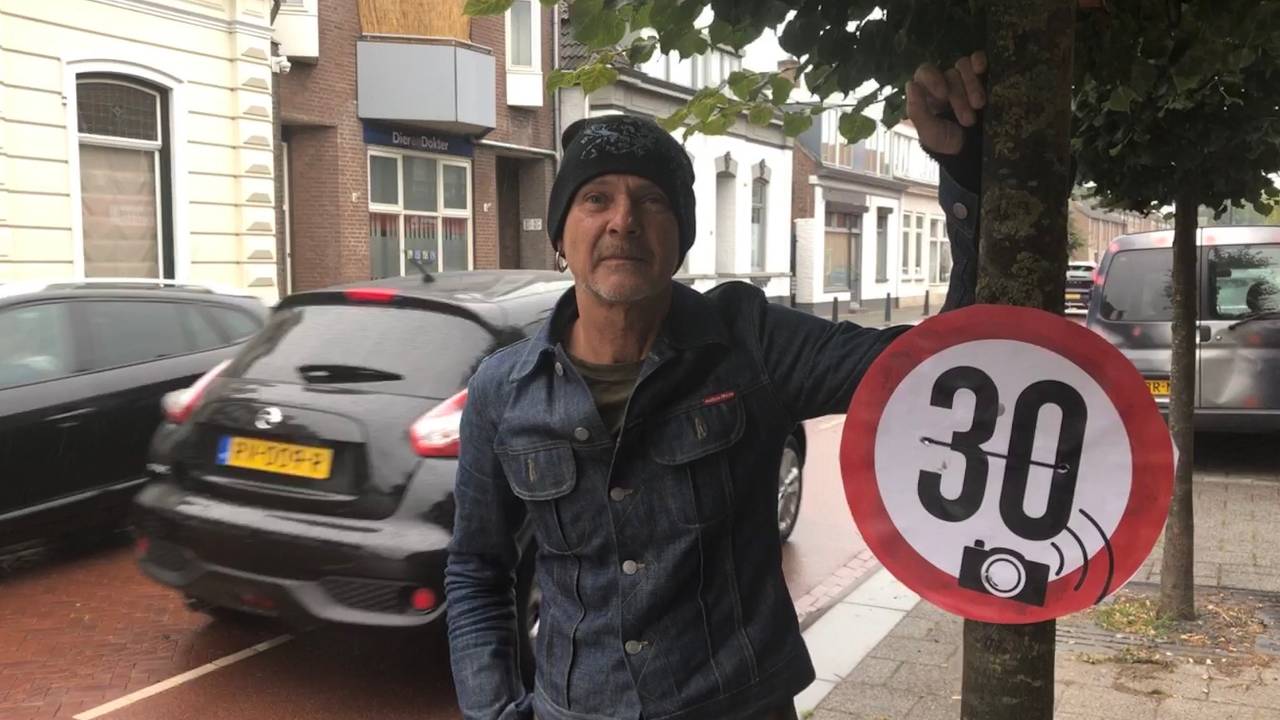 Stephan bij een zelfgemaakt verkeersbord (foto: René van Hoof).