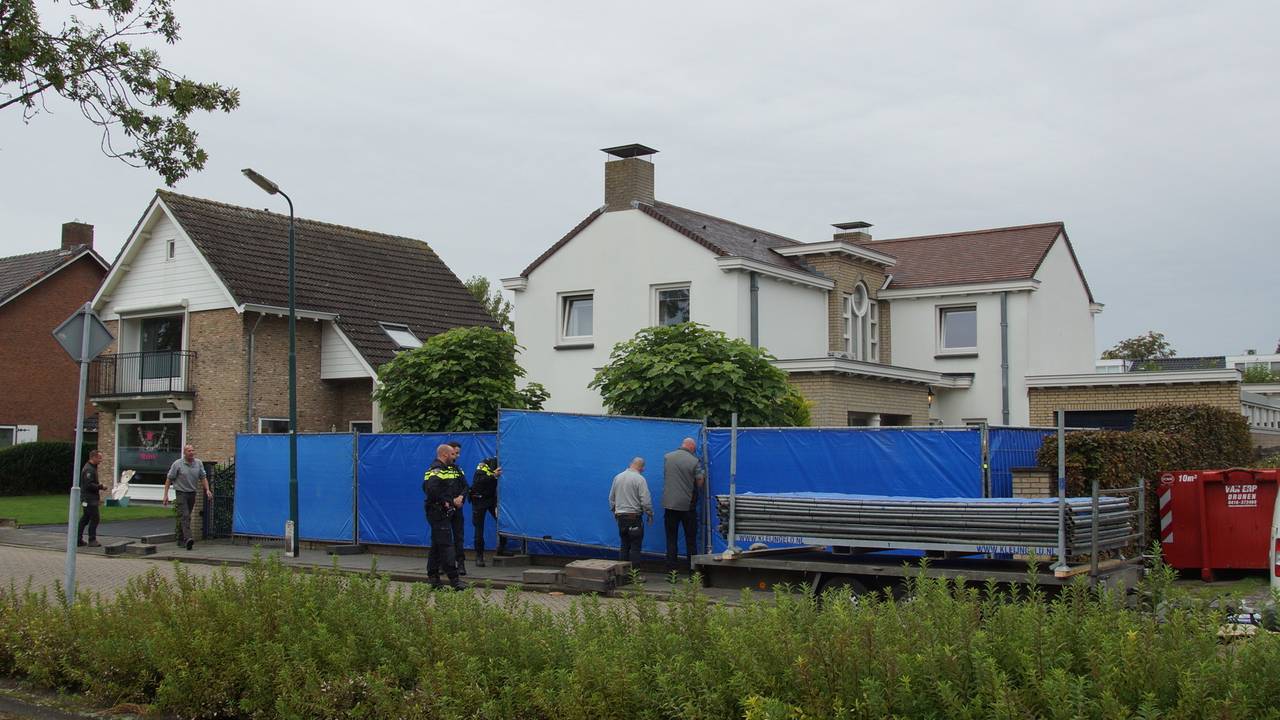 Rond het huis zijn hekken geplaatst (foto: FPMB).