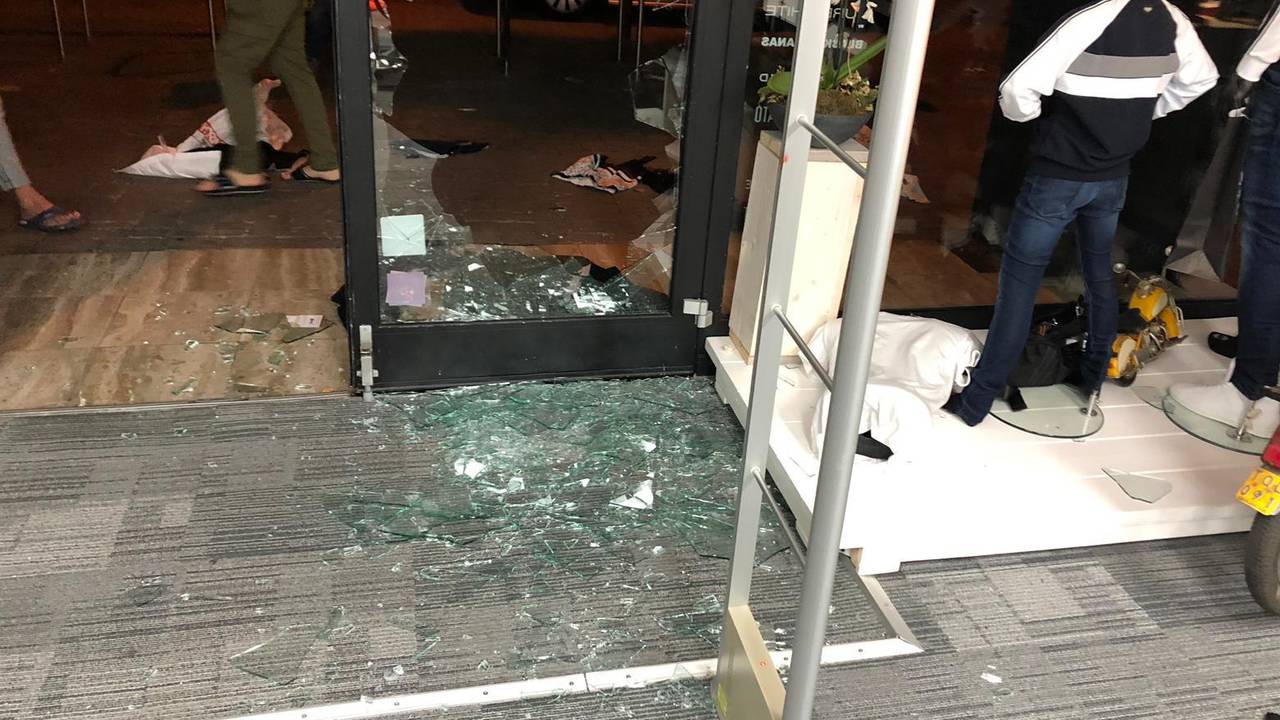 De ruit van de voordeur werd ingeslagen (foto: Erik Haverhals / FPMB).