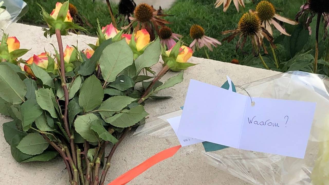 Een verontruste bezoeker liet een boeket achter met de tekst 'Waarom?'