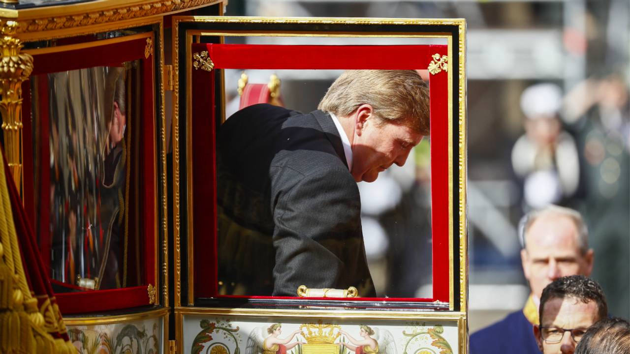 Koning Willem Alexander komt aan op het Binnenhof voor de troonrede. (Foto: ANP)