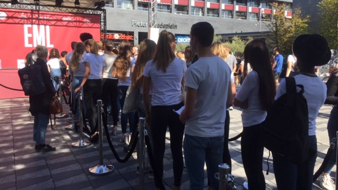 In t-shirt en spijkerbroek proberen deze jongeren een modellencontract binnen te slepen. (Foto: Femke de Jong)