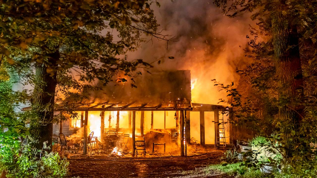 Twee jongens van 6 en 9 jaar overleefden de brand niet (foto: Marcel van Dorst / SQ Vision).