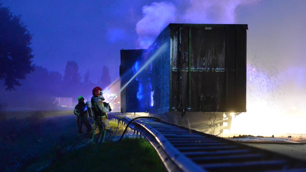 De brandweer bestrijdt het vuur in de vrachtwagen (foto: Johan Bloemers/SQ Vision).