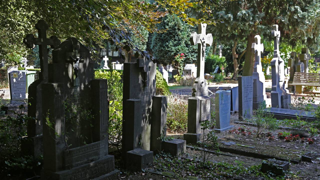 De man wordt verdacht van tien zaken van diefstallen en vernielingen op begraafplaatsen (archieffoto: Karin Kamp).